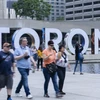 Người dân di chuyển trên đường phố tại Toronto, Ontario, Canada, ngày 16/6/2023. (Ảnh: THX/TTXVN)