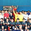 Đại sứ Việt Nam tại Malaysia Đinh Ngọc Linh (áo đỏ) chụp ảnh kỷ niệm cùng các cầu thủ tham dự giải bóng đá của cộng đồng người Việt tại Malaysia. (Ảnh: Hằng Linh/TTXVN)