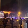 Lực lượng an ninh được triển khai tại hiện trường vụ nổ súng nhằm vào trung tâm thương mại Crocus City Hall ở Moskva, Nga tối 22/3/2024. (Ảnh: AA/TTXVN)