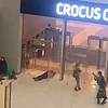 Hình ảnh trích từ video cho thấy các tay súng đang di chuyển vào trong trung tâm thương mại Crocus City Hall ở Krasnogorsk, ngoại ô Moskva, Nga ngày 22/3/2024. (Ảnh: AFP/TTXVN)