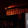 Lửa cháy dữ dội tại hiện trường vụ tấn công nhằm vào trung tâm thương mại Crocus City Hall ở Moskva, Nga tối 22/3/2024. (Ảnh: THX/TTXVN)