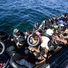 Người di cư bất hợp pháp được Lực lượng Bảo vệ bờ biển Tunisia giải cứu trên Đại Trung Hải ngày 10/8/2023. (Ảnh: AFP/TTXVN)