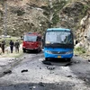 Hiện trường vụ đánh bom nhằm vào đoàn xe chở các kỹ sư Trung Quốc ở Pakistan. (Ảnh: AFP)
