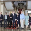 Lãnh đạo Ủy ban Nhân dân Thành phố Hồ Chí Minh chụp ảnh cùng Đoàn công tác Hội đồng Kinh doanh Canada-ASEAN sau cuộc gặp. (Ảnh: Xuân Anh/TTXVN)