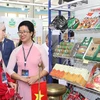 Trưng bày, giới thiệu sản phẩm Việt Nam với người dân Algeria. (Ảnh: Trung Khánh/TTXVN)