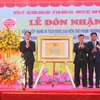 Phó Chủ tịch UBND thành phố Hải Phòng Lê Khắc Nam (thứ 2 từ trái sang) trao Bằng xếp hạng Di tích Quốc gia Đền thờ Phạm Thượng Quận. (Ảnh: Minh Thu/TTXVN)