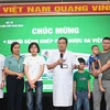 Tiến sỹ Đinh Văn Lượng, Giám đốc Bệnh viện chúc mừng bệnh nhân Phạm Anh Thư được ra viện sau ca phẫu thuật phức tạp. (Nguồn: Bệnh viện Phổi Trung ương)
