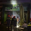 Lực lượng Phòng cháy chữa cháy và Cứu hộ cứu nạn dập tắt đám cháy tại chi nhánh Ngân hàng thương mại cổ phần ngoại thương Việt Nam tại thị xã Quảng Trị. (Ảnh: TTXVN)