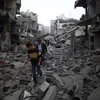 Cảnh đổ nát sau vụ oanh tạc của Israel xuống miền Trung Gaza ngày 4/4/2024. (Ảnh: THX/TTXVN)