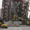 Lực lượng cứu hộ tìm kiếm trong đống đổ nát sau động đất tại Đài Loan (Trung Quốc) ngày 3/4/2024. (Ảnh: Kyodo/TTXVN)