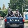 Cảnh sát tuần tra trên đường phố tại Yangon, Myanmar. (Ảnh: AFP/TTXVN)