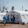 Nhân viên y tế làm việc tại khu điều trị bệnh nhân mắc tả ở Beira, Mozambique. (Ảnh: AFP/TTXVN)