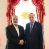 Tổng thống Thổ Nhĩ Kỳ Recep Tayyip Erdogan (phải) và thủ lĩnh Phong trào Hồi giáo Hamas Ismail Haniyeh tại cuộc gặp ở Istanbul, Thổ Nhĩ Kỳ, ngày 20/4/2024. (Ảnh: AFP/TTXVN)