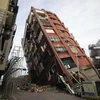 Tòa nhà bị đổ nghiêng sau trận động đất tại Hoa Liên, Đài Loan, Trung Quốc, ngày 5/4/2024. (Ảnh: Kyodo/TTXVN)