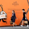 Người dân đi ngang qua một cửa hàng của Hermes ở Paris, Pháp. (Ảnh: Reuters)