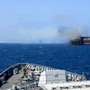 Một con tàu bị lực lượng Houthi tấn công trên Vịnh Aden, Yemen, ngày 6/3/2024. (Ảnh: AFP/TTXVN)