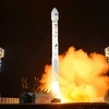 Tên lửa đẩy Chollima-1 mang theo vệ tinh trinh sát Malligyong-1 rời bệ phóng tại Bãi phóng vệ tinh Sohae ở quận Cholsan, tỉnh Bắc Phyongan, Triều Tiên ngày 21/11/2023. (Ảnh: KCNA/TTXVN)