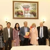 Đại sứ Đặng Minh Khôi (giữa) chụp ảnh lưu niệm với khách mời. (Ảnh: Quang Vinh/TTXVN)