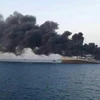 Khói bốc lên ngùn ngụt từ một con tàu bị lực lượng Houthi tấn công trên Biển Đỏ. (Ảnh: IRNA/TTXVN)