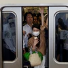 Hành khách trên một toa tàu đông đúc ở tỉnh Kawasaki, Nhật Bản. (Ảnh: Reuters)