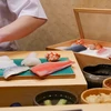 Đầu bếp Satoru Araki đang chuẩn bị các món ăn đặc trưng của nhà hàng Sushi Satoru. (Nguồn: Nikkei Asia)