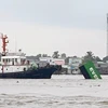 Vụ va chạm hàng hải giữa tàu INTERASIA PURSUIT (quốc tịch Singapore) với sà lan mang biển kiểm soát SG 8259 làm 9 container rỗng bị rơi xuống sông. (Ảnh: TTXVN phát)