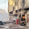 Lực lượng cứu hỏa nỗ lực dập tắt đám cháy sau vụ nổ cửa hàng bán gas ở Hyderabad, Pakistan. (Nguồn: Dawn)