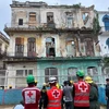 Nhân viên cấp cứu có mặt tại hiện trường một vụ sập nhà ở thủ đô La Habana, Cuba. (Ảnh: Reuters)