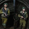 Binh sỹ Israel tìm kiếm trong một đường hầm của Hamas tại Dải Gaza. (Ảnh: Getty Images)