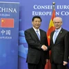 Chủ tịch Hội đồng châu Âu Herman Van Rompuy (phải) có cuộc gặp với Chủ tịch Trung Quốc Tập Cận Bình. (Ảnh: AFP/TTXVN)