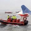 Lực lượng cứu hộ nỗ lực tìm kiếm nạn nhân mất tích trong vụ chìm tàu. (Ảnh:AFP/TTXVN)