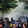 Người biểu tình chống chính phủ xung đột với cảnh sát chống bạo động ở Bangkok. (Ảnh: THX/TTXVN)