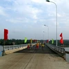 Người dân đi lại thuận tiện trên cầu Long Phú. (Ảnh: Thế Lập/Vietnam+)