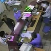 Đối tượng tên Dũng (áo đen) có hành động đánh nhân viên y tế. (Ảnh chụp từ camera của bệnh viện)
