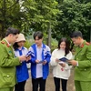 Các chiến sỹ công an tuyên truyền chính sách pháp luật cho các em học sinh trên địa bàn tỉnh. (Ảnh: Báo Lào Cai)