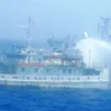 Các tàu Trung Quốc vây hãm và phun nước vào tàu Kiểm ngư Việt Nam. (Ảnh: Văn Sơn/TTXVN)