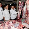 Lực lượng thú y tăng cường kiểm tra thịt tươi sống tại các chợ. (Ảnh: Đình Huệ/TTXVN)