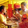 Hà Nội: Thị trường bánh Trung thu "đắt khách" dịp đầu mùa 