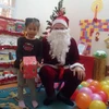 Các em bé đều háo hức nhận quà từ ông già Noel. (CTV/Vietnam+)