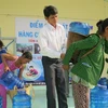 Người dân tại Bình Thuận nhận nước sạch hỗ trợ. (Ảnh: World Vision)