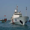 Tàu Cảnh sát biển lai dắt 2 tàu cá về đất liền. (Ảnh minh họa: Đoàn Hữu Trung/TTXVN)