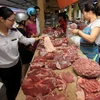 Nhân viên thú y kiểm tra hộ kinh doanh thịt lợn tại Hải Dương. (Ảnh: Vũ Sinh/TTXVN)