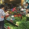 Người tiêu dùng mua rau tại chợ Hôm. (Ảnh: Thanh Tâm/Vietnam+)