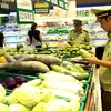 Lực lượng quản lý thị trường kiểm tra chất lượng thực phẩm tại siêu thị. (Ảnh: Vũ Sinh/TTXVN)