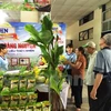 Người tiêu dùng lựa chọn các sản phẩm an toàn tại Hội chợ nông nghiệp. (Ảnh: Thanh Tâm/Vietnam+)