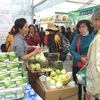 Người tiêu dùng lựa chọn các sản phẩm tại Hội chợ AgroViet 2016. (Ảnh: Thanh Tâm/Vietnam+)