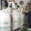 Đóng bao gạo xuất khẩu tại Tổng công ty lương thực miền Nam. (Ảnh: Đình Huệ/TTXVN)