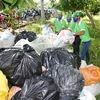 Nông dân tập hợp rác thải thu gom các vỏ chai, bao bì thuốc bảo vê thực vật để tiến hành tiêu hủy. (Ảnh: PV/Vietnam+)