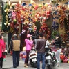 Đa dạng các sản phẩm trang trí lung linh, đẹp mắt được bày bán thu hút đông đảo người mua sắm dịp Noel tại phố Hàng Mã. (Ảnh: Thanh Tâm/Vietnam+)