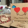 Thiệp gỗ thông minh chạm trổ độc đáo là mẫu thiệp "hót" nhất trong mùa Valentine năm nay. (Ảnh: Thanh Tâm/Vietnam+)